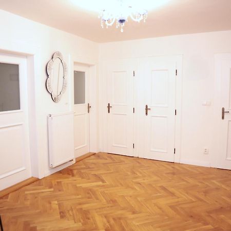 At The Blue Lion & Parking Assistance Apartment Прага Екстериор снимка