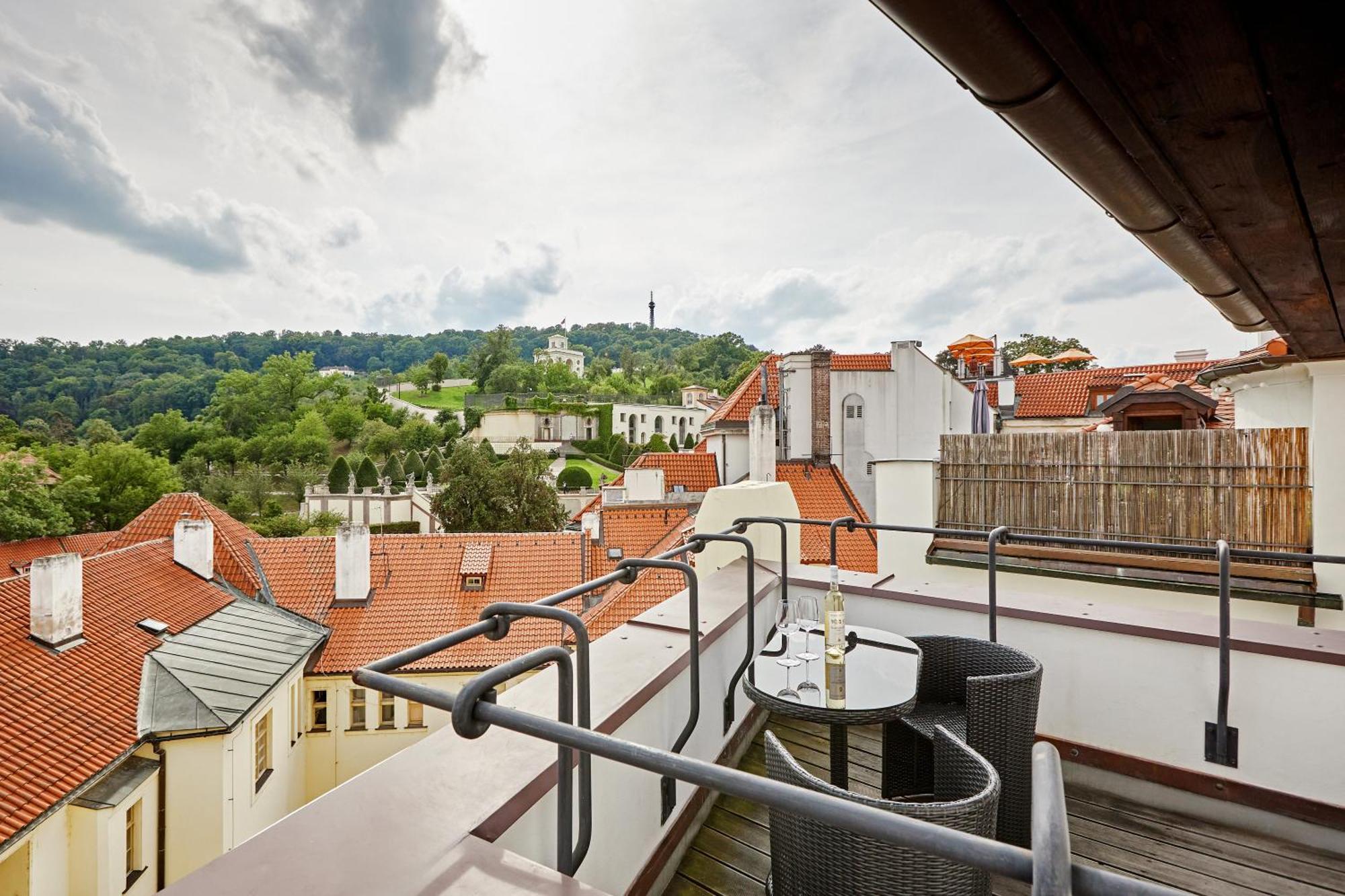 At The Blue Lion & Parking Assistance Apartment Прага Екстериор снимка