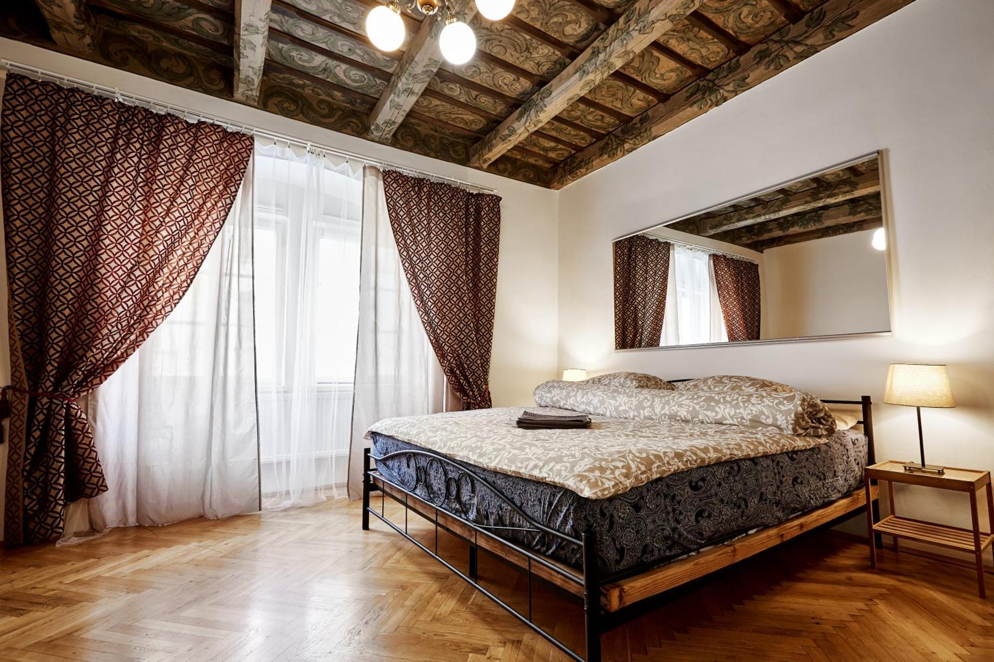 At The Blue Lion & Parking Assistance Apartment Прага Екстериор снимка