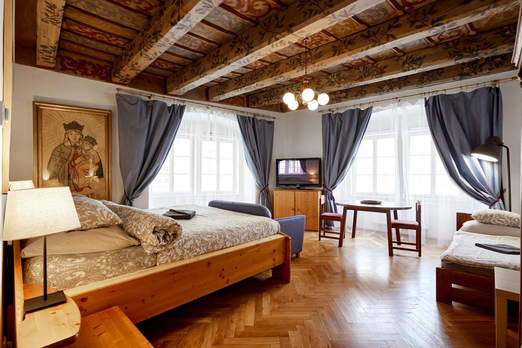 At The Blue Lion & Parking Assistance Apartment Прага Екстериор снимка
