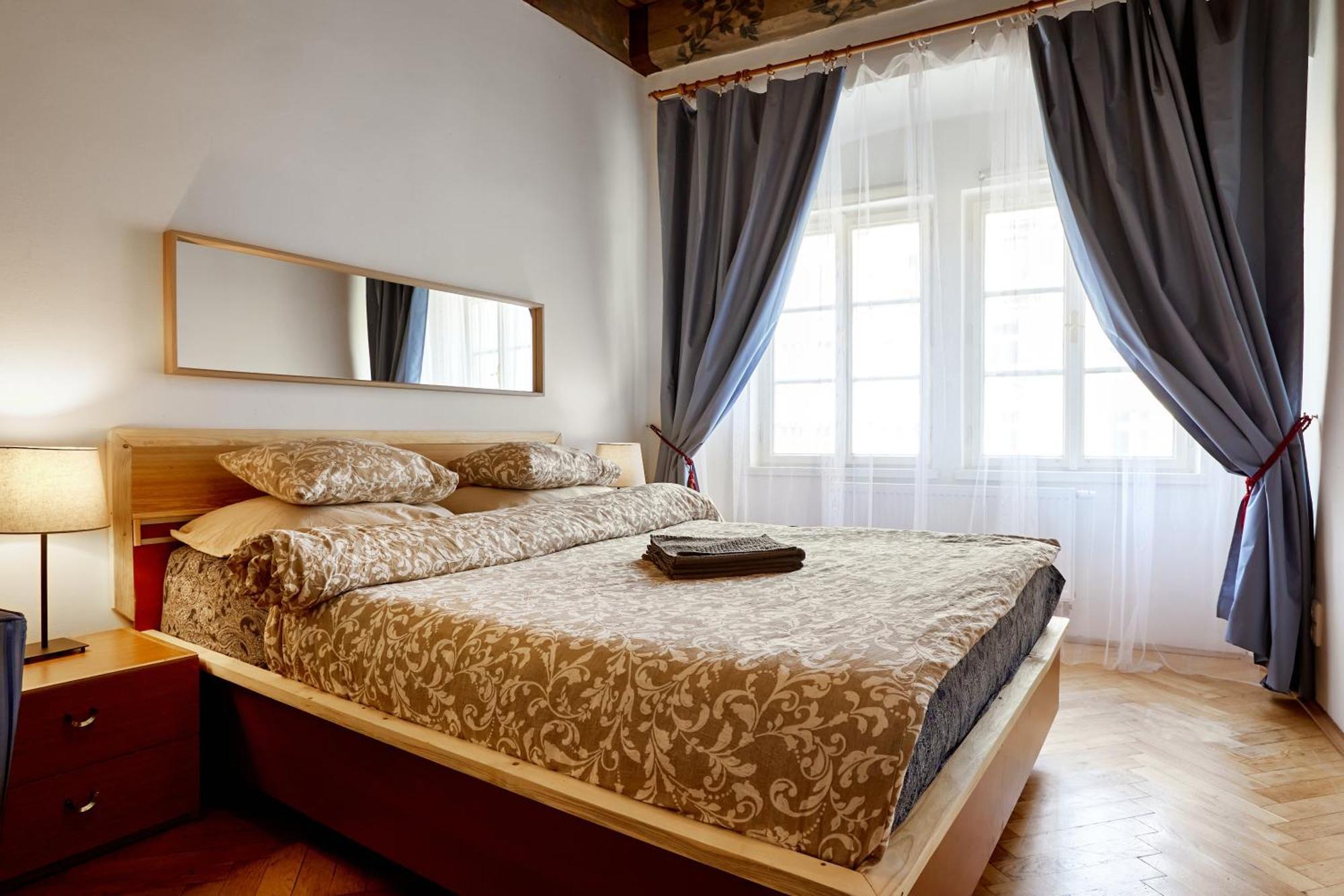At The Blue Lion & Parking Assistance Apartment Прага Екстериор снимка