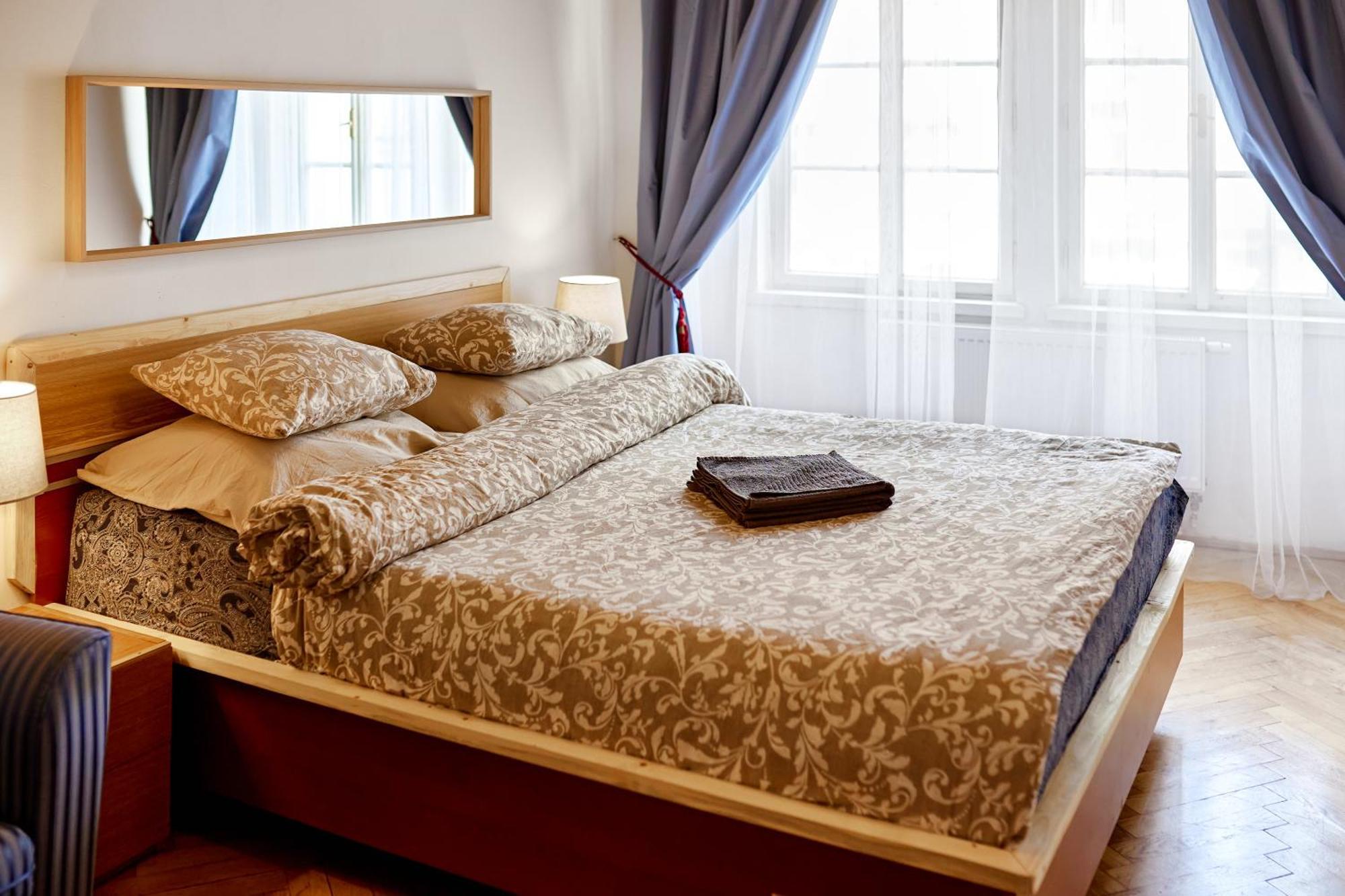 At The Blue Lion & Parking Assistance Apartment Прага Екстериор снимка