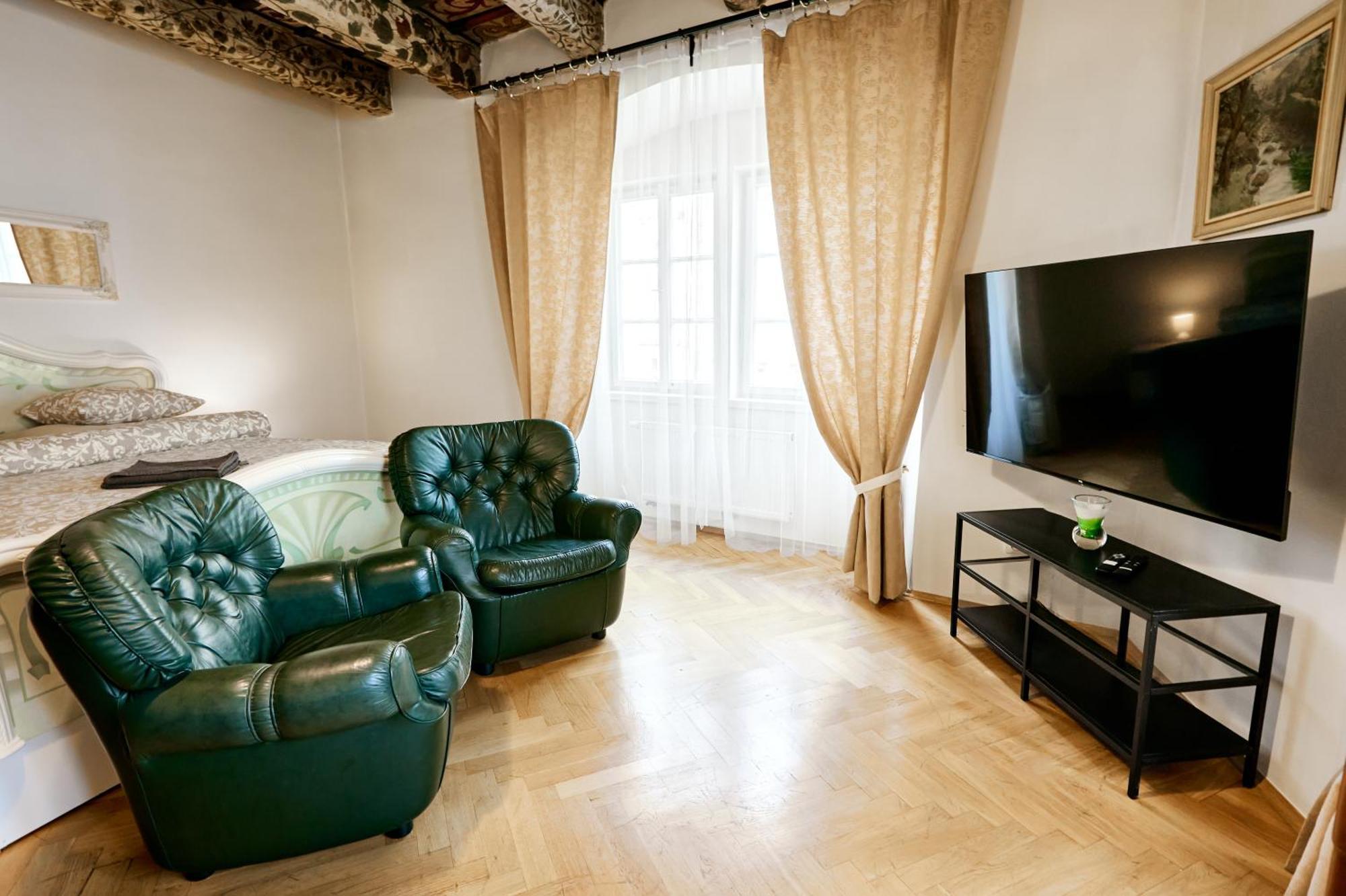 At The Blue Lion & Parking Assistance Apartment Прага Екстериор снимка