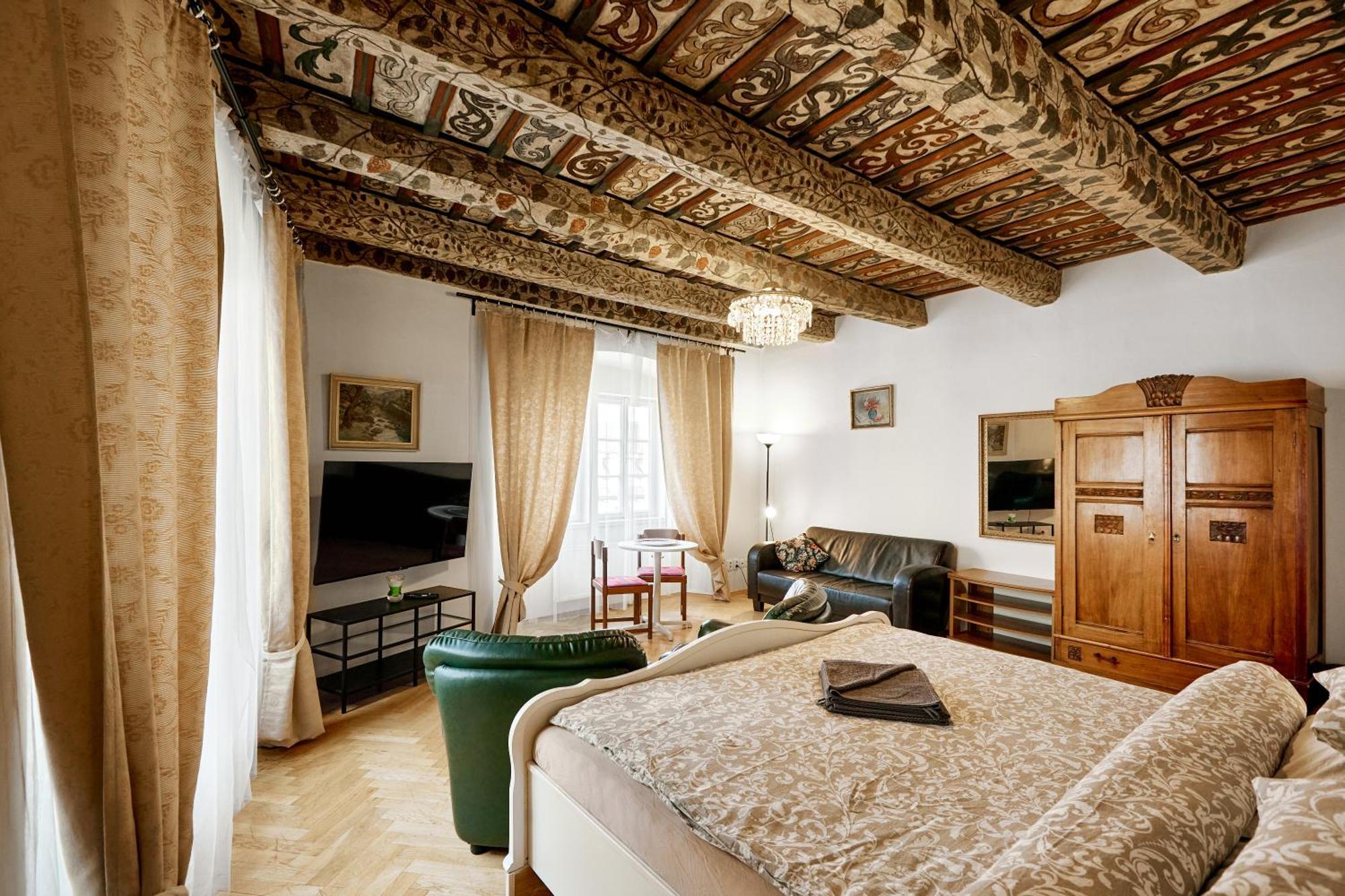 At The Blue Lion & Parking Assistance Apartment Прага Екстериор снимка