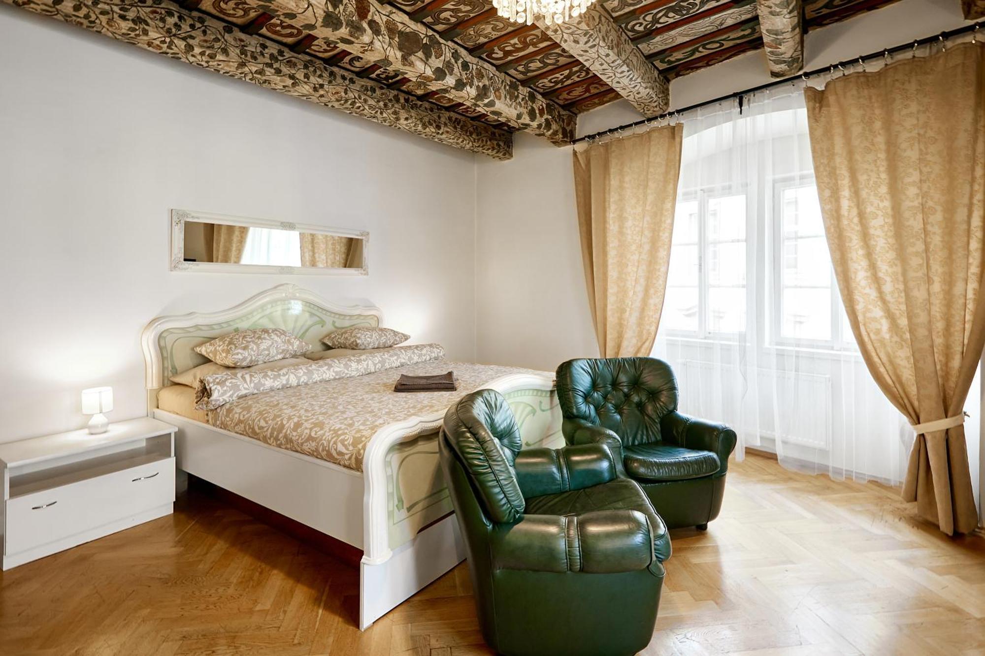 At The Blue Lion & Parking Assistance Apartment Прага Екстериор снимка