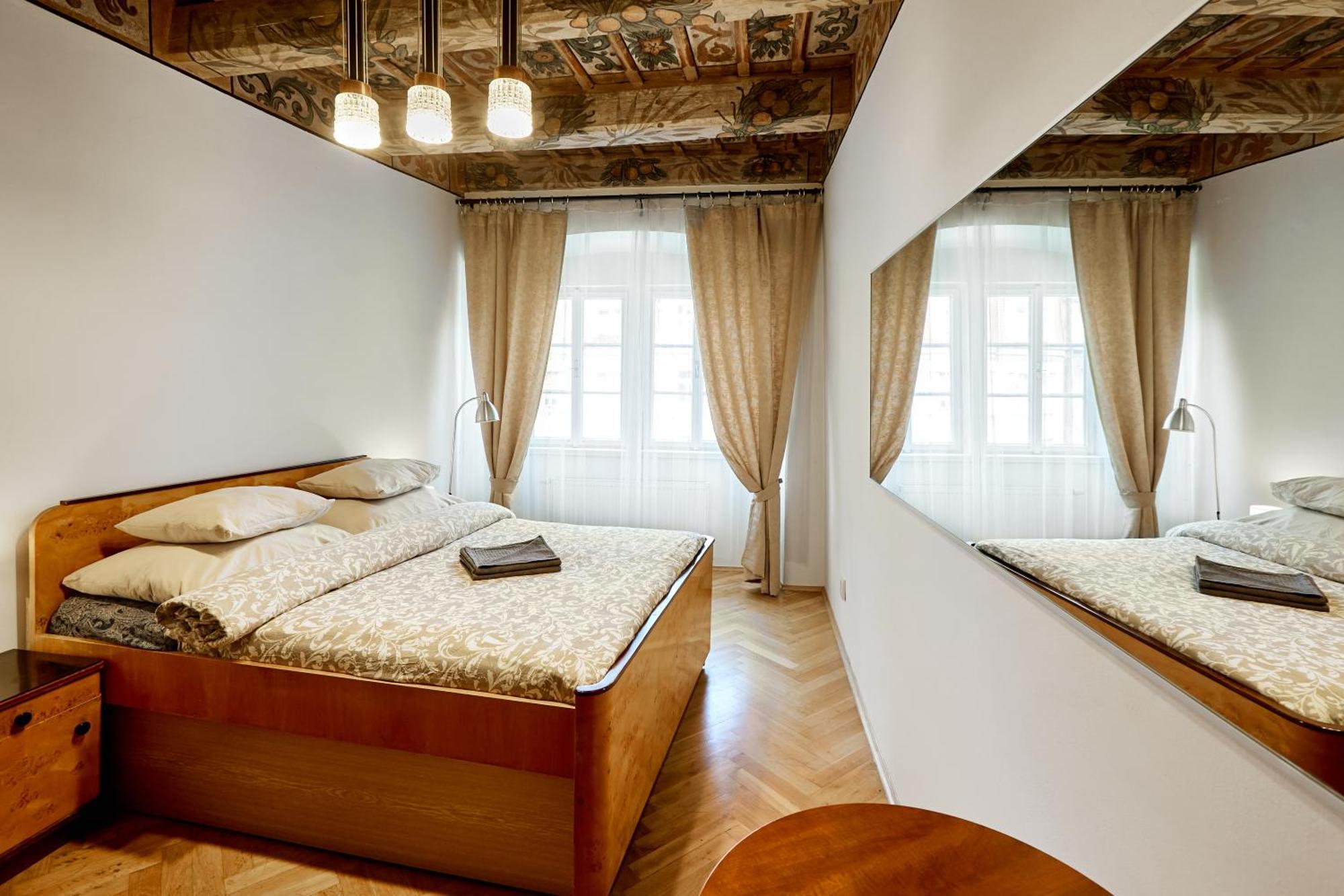 At The Blue Lion & Parking Assistance Apartment Прага Екстериор снимка