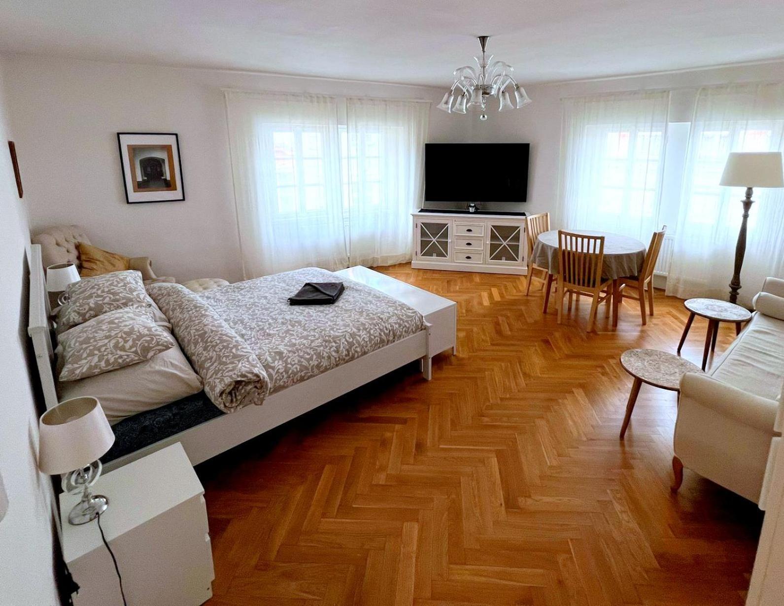 At The Blue Lion & Parking Assistance Apartment Прага Екстериор снимка