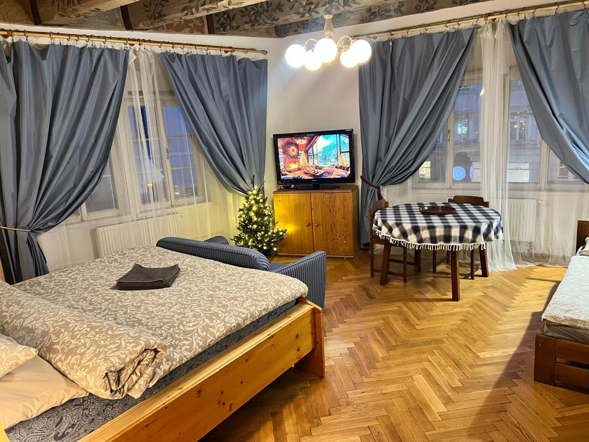 At The Blue Lion & Parking Assistance Apartment Прага Екстериор снимка