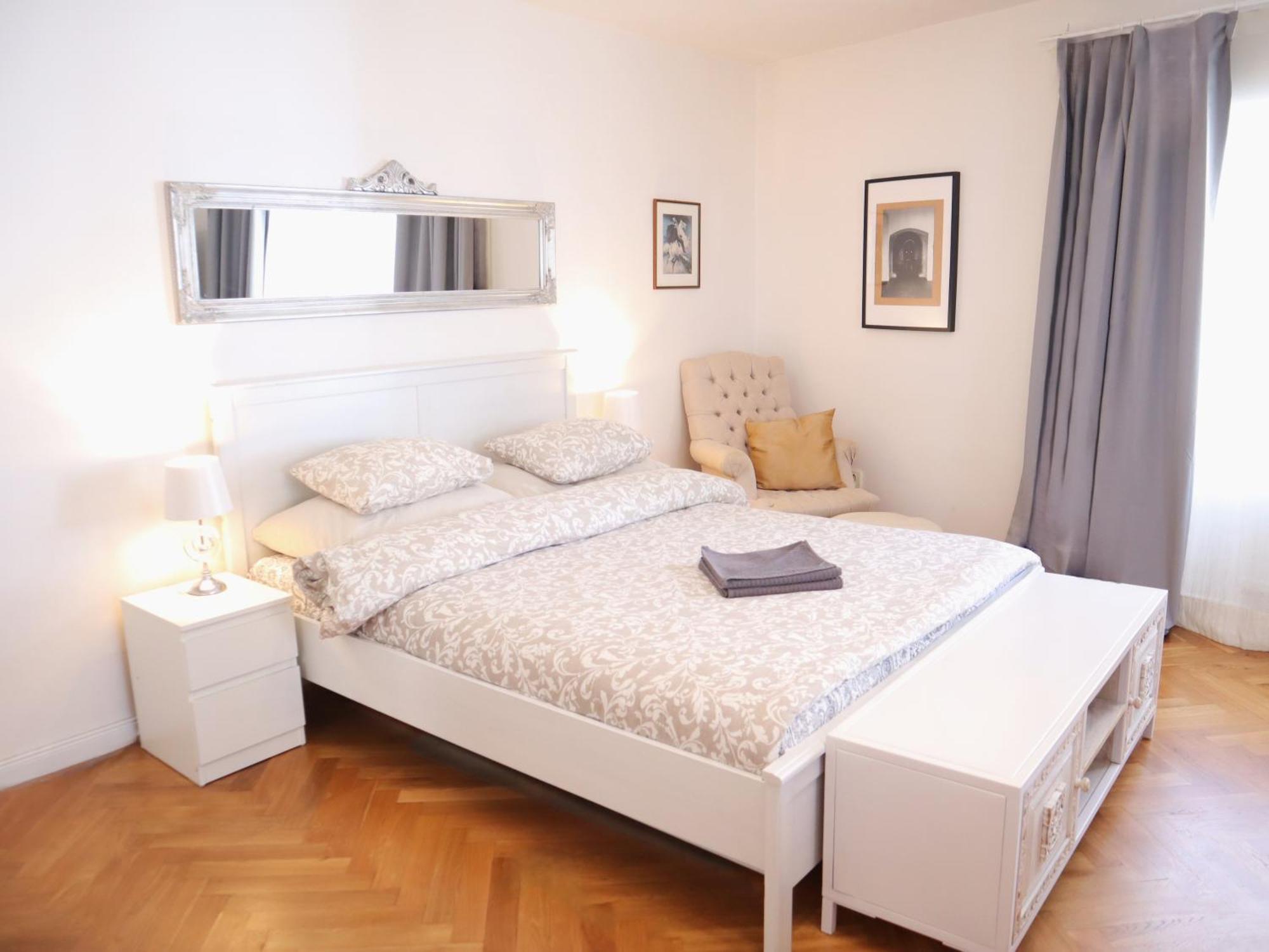 At The Blue Lion & Parking Assistance Apartment Прага Екстериор снимка