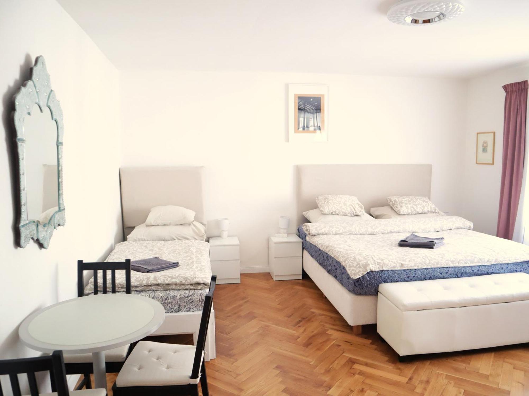 At The Blue Lion & Parking Assistance Apartment Прага Екстериор снимка