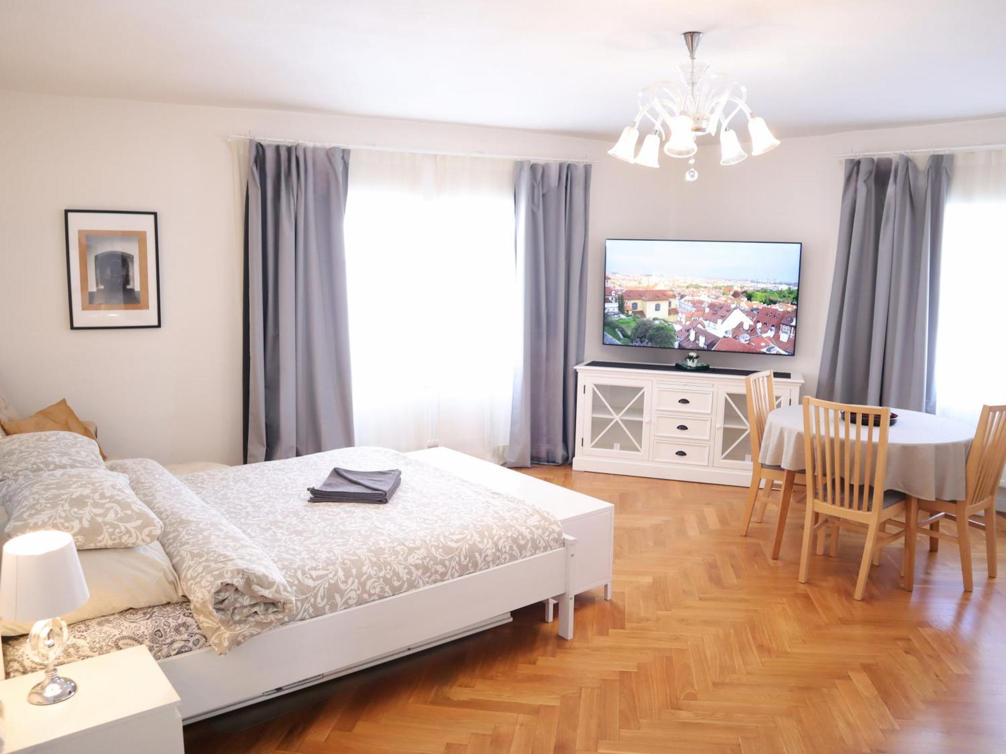 At The Blue Lion & Parking Assistance Apartment Прага Екстериор снимка